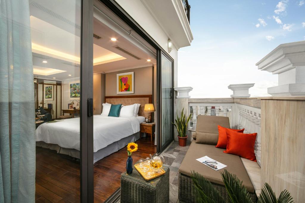 Postel nebo postele na pokoji v ubytování Hanoi Dalvostro Valentino Hotel & Spa