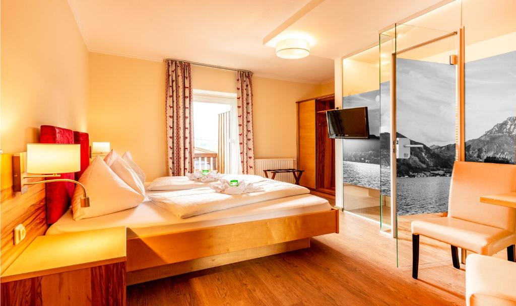 Posteľ alebo postele v izbe v ubytovaní Panorama Hotel Traunstein