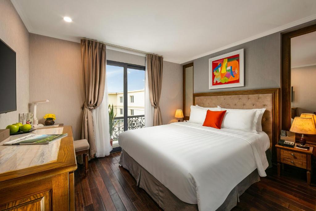 Postel nebo postele na pokoji v ubytování Hanoi Dalvostro Valentino Hotel & Spa