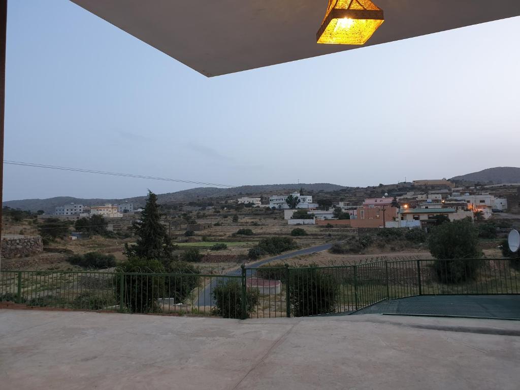 - une vue sur la ville depuis le toit d'une maison dans l'établissement منزل ريفي بناء حجري, à Al Assan