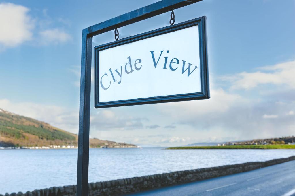 un panneau indiquant une vue vide à côté d'une masse d'eau dans l'établissement Clyde View B&B, à Dunoon