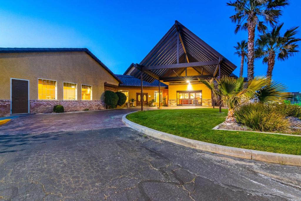 une grande maison avec un toit en gambrel dans l'établissement Comfort Inn & Suites, à Mojave