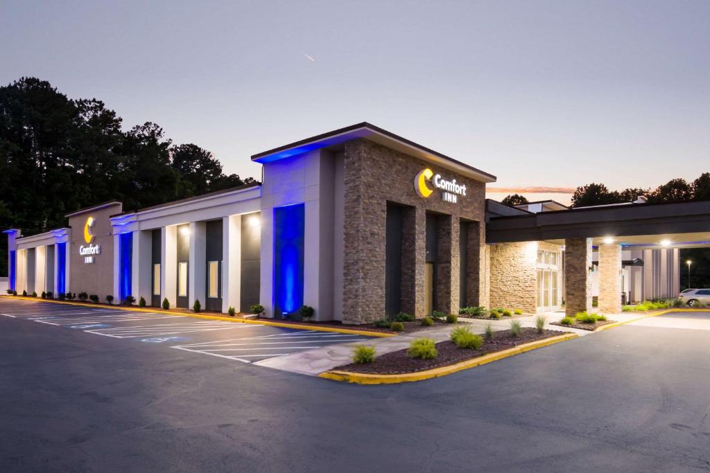 um edifício com luzes azuis num parque de estacionamento em Comfort Inn em Kings Mountain