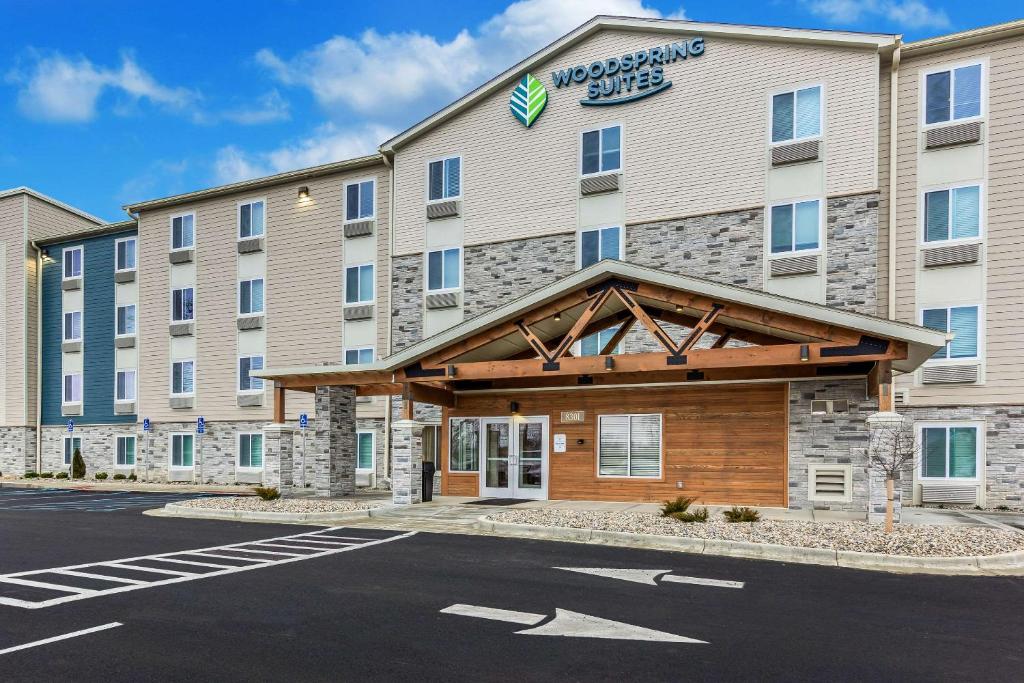 an image of a magnolia inn suites at WoodSpring Suites Indianapolis Castleton in Indianapolis