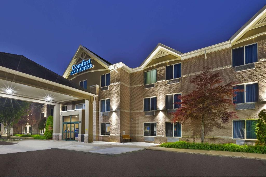 une image extérieure de l'hôtel la nuit dans l'établissement Comfort Inn & Suites, à Taylor