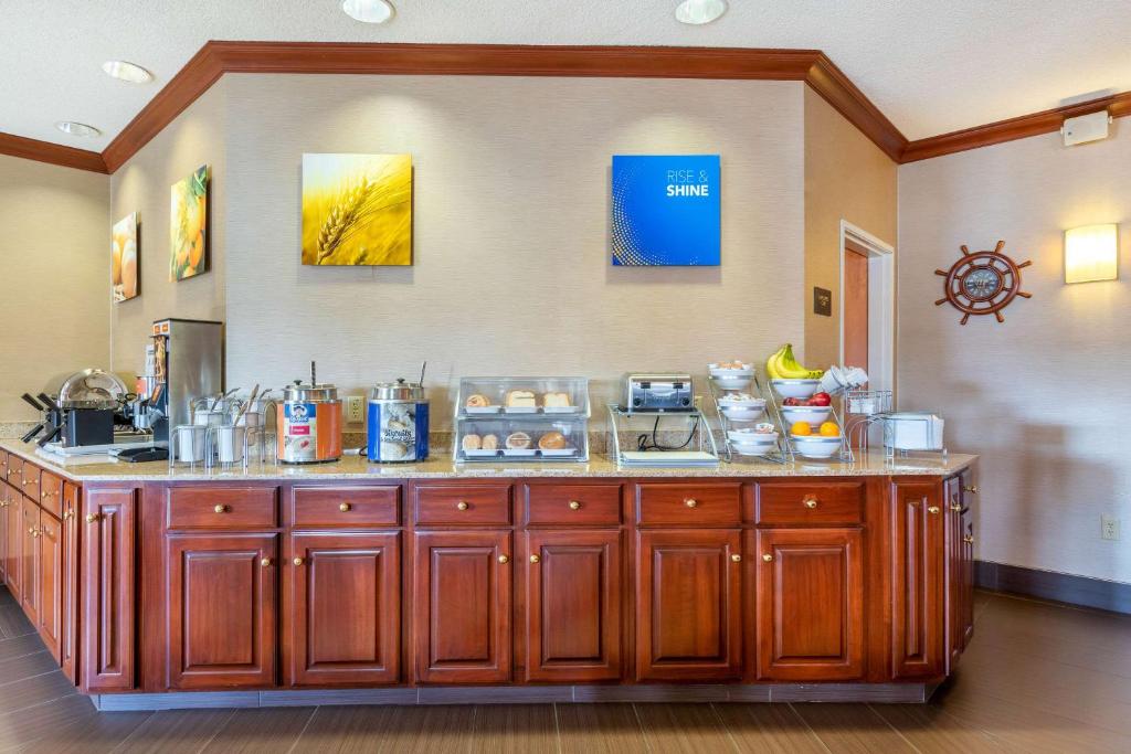 Comfort Suites Stevensville - St Joseph photo