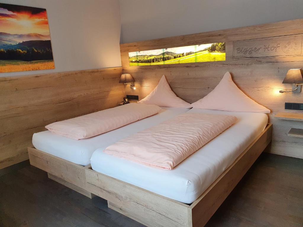 Postel nebo postele na pokoji v ubytování Hotel Bigger Hof - Wirtshaus Platzhirsch am Jahnplatz