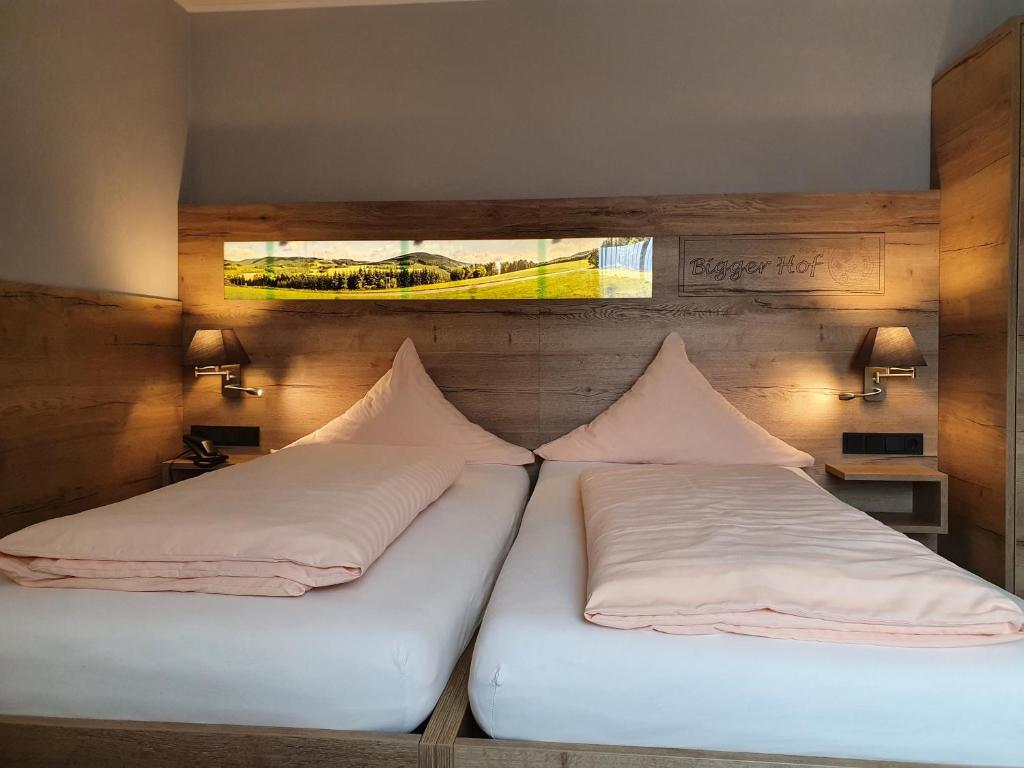Postel nebo postele na pokoji v ubytování Hotel Bigger Hof - Wirtshaus Platzhirsch am Jahnplatz
