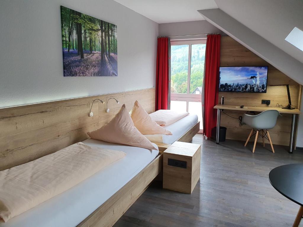 TV a/nebo společenská místnost v ubytování Hotel Bigger Hof - Wirtshaus Platzhirsch am Jahnplatz