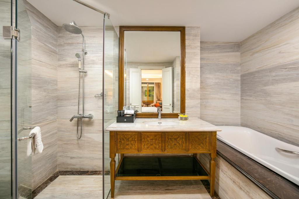 Koupelna v ubytování Hanoi Dalvostro Valentino Hotel & Spa