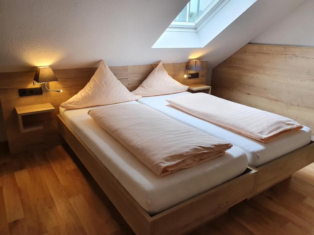 Postel nebo postele na pokoji v ubytování Hotel Bigger Hof - Wirtshaus Platzhirsch am Jahnplatz