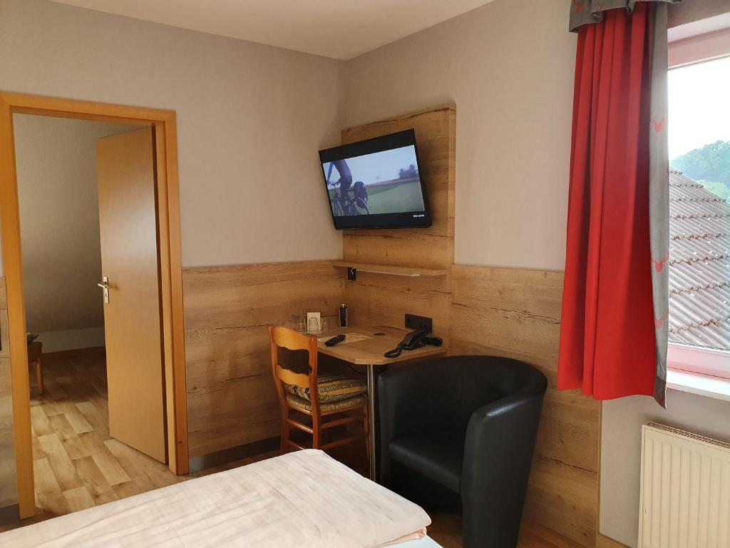 TV a/nebo společenská místnost v ubytování Hotel Bigger Hof - Wirtshaus Platzhirsch am Jahnplatz