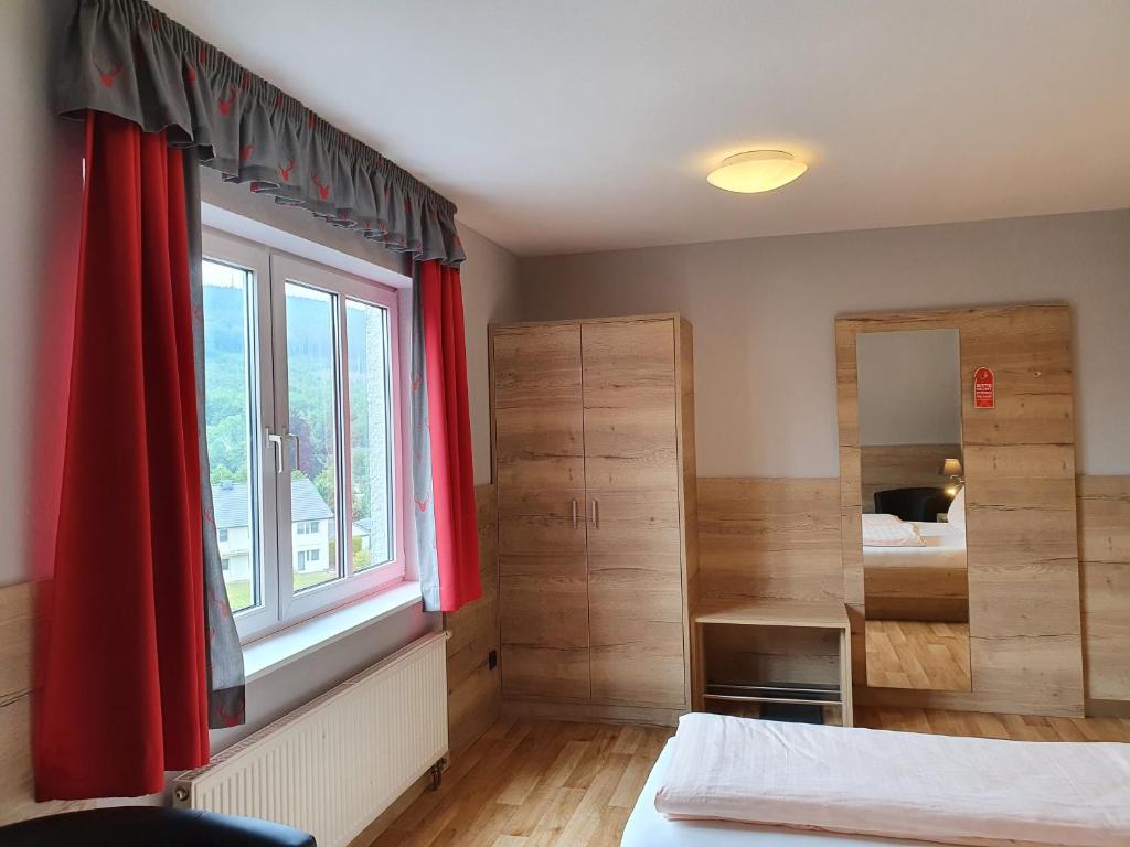 Postel nebo postele na pokoji v ubytování Hotel Bigger Hof - Wirtshaus Platzhirsch am Jahnplatz