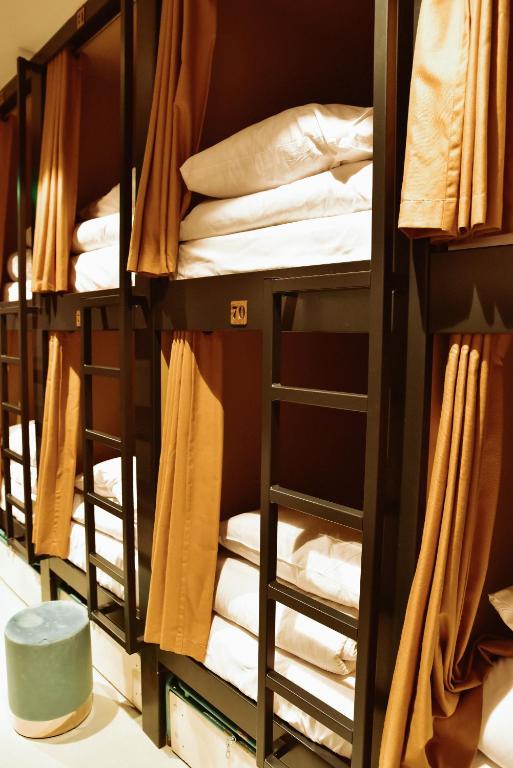 Ein Bett oder Betten in einem Zimmer der Unterkunft Durty Nelly&#39;s Inn
