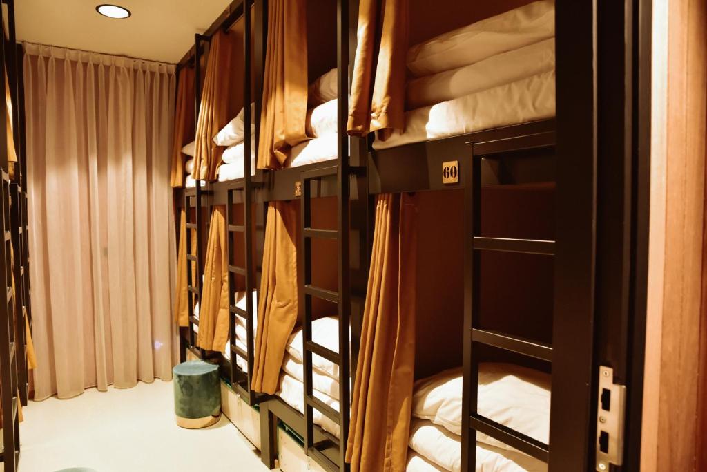 Ein Etagenbett oder Etagenbetten in einem Zimmer der Unterkunft Durty Nelly&#39;s Inn