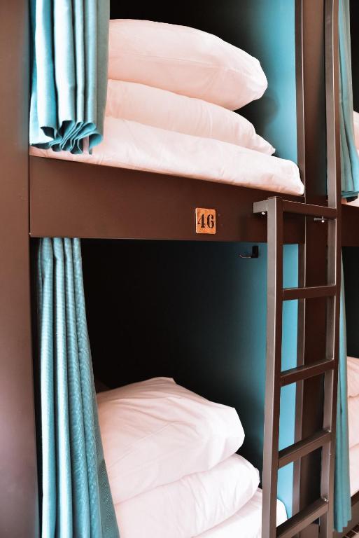 Ein Bett oder Betten in einem Zimmer der Unterkunft Durty Nelly&#39;s Inn