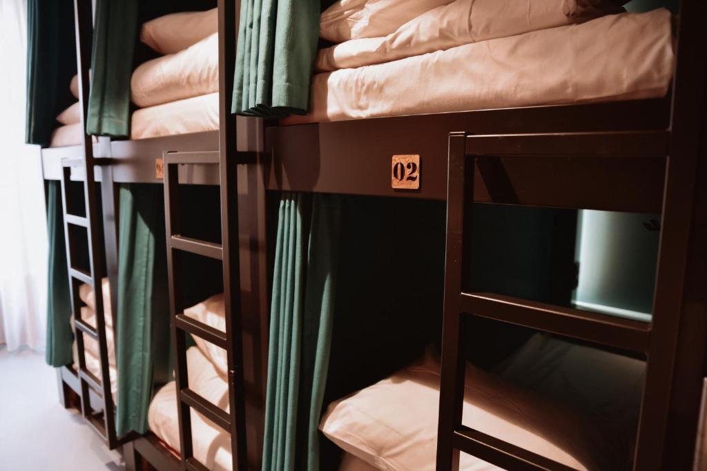 Ein Etagenbett oder Etagenbetten in einem Zimmer der Unterkunft Durty Nelly&#39;s Inn