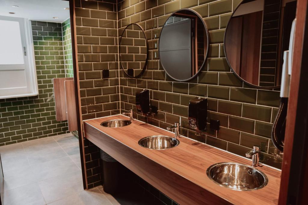 Ein Badezimmer in der Unterkunft Durty Nelly&#39;s Inn