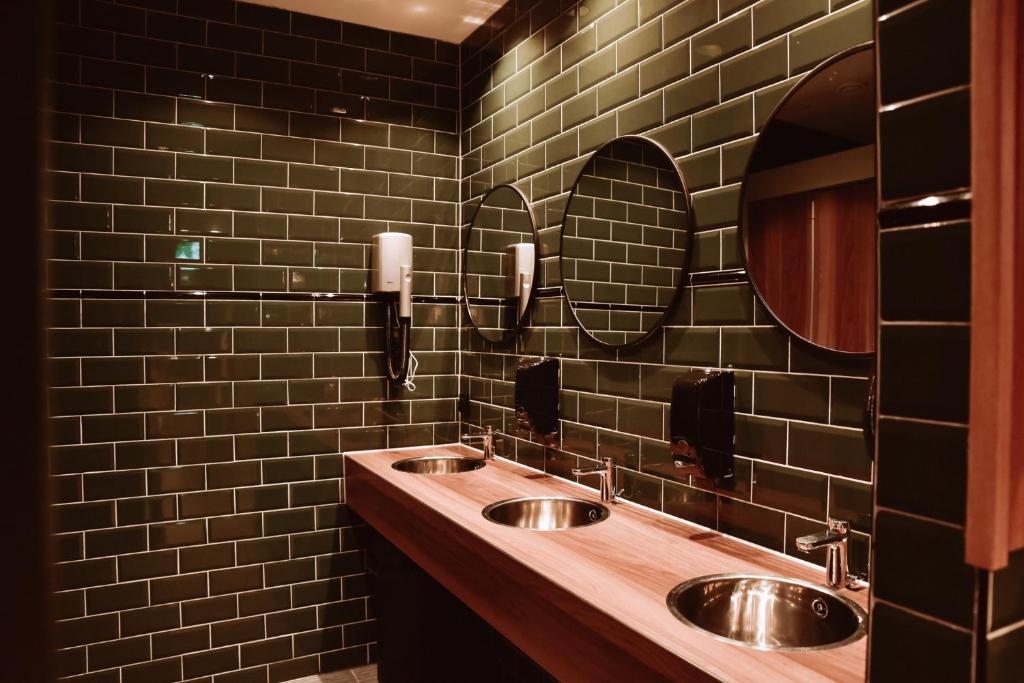 Ein Badezimmer in der Unterkunft Durty Nelly&#39;s Inn