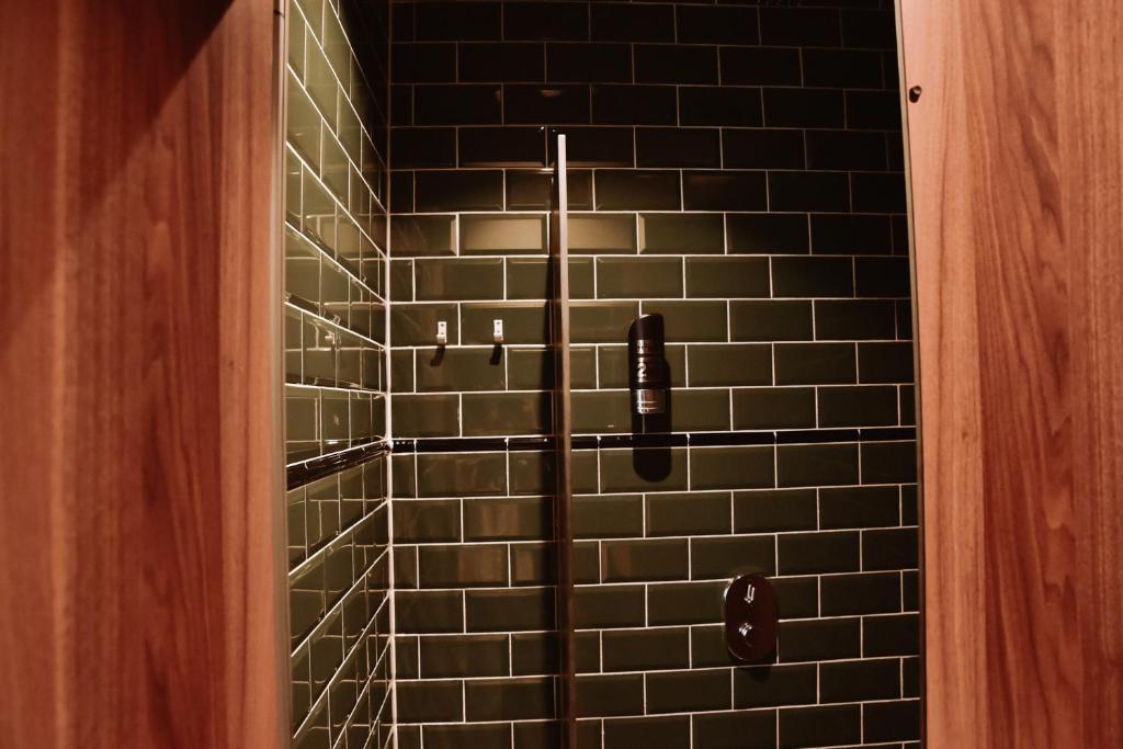 Ein Badezimmer in der Unterkunft Durty Nelly&#39;s Inn