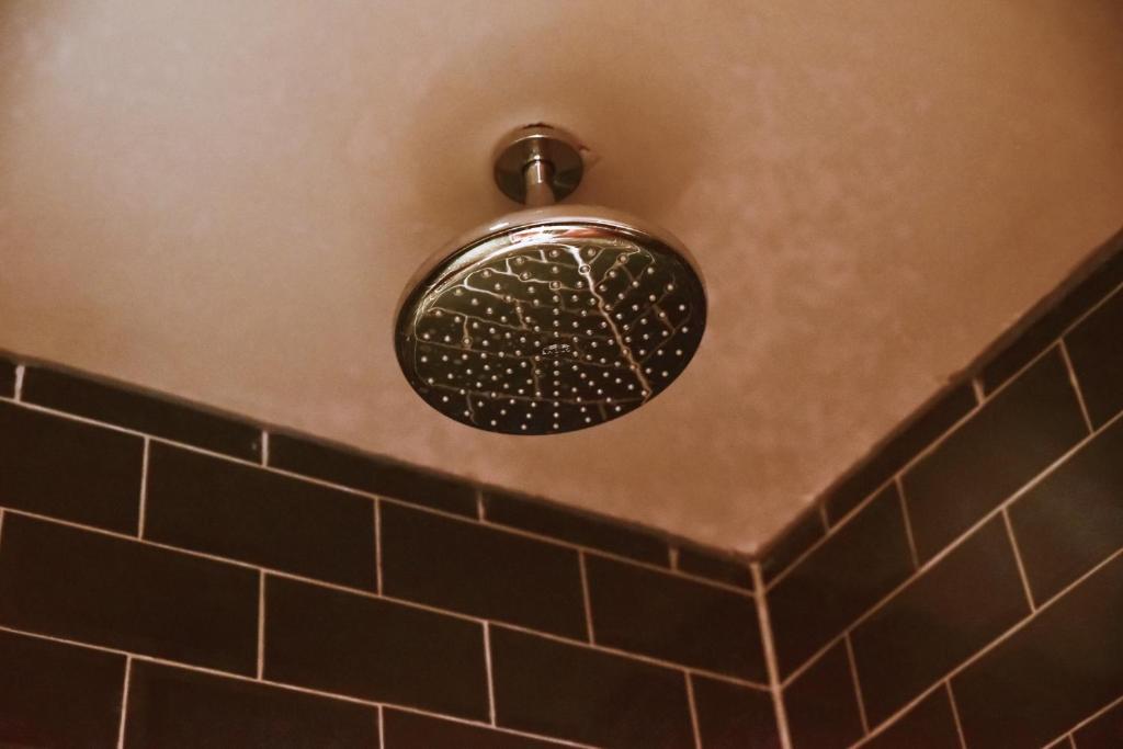 Ein Badezimmer in der Unterkunft Durty Nelly&#39;s Inn