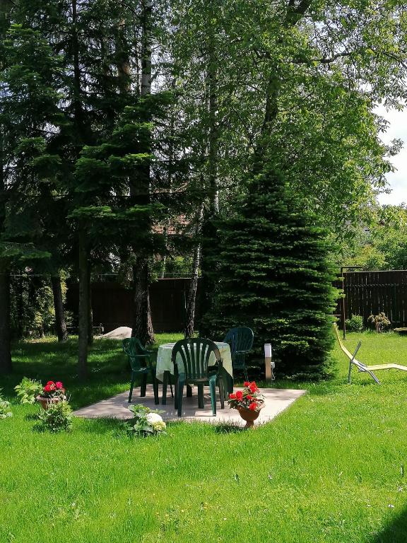 Vonkajšia záhrada v ubytovaní Apartamenty pokoje INA