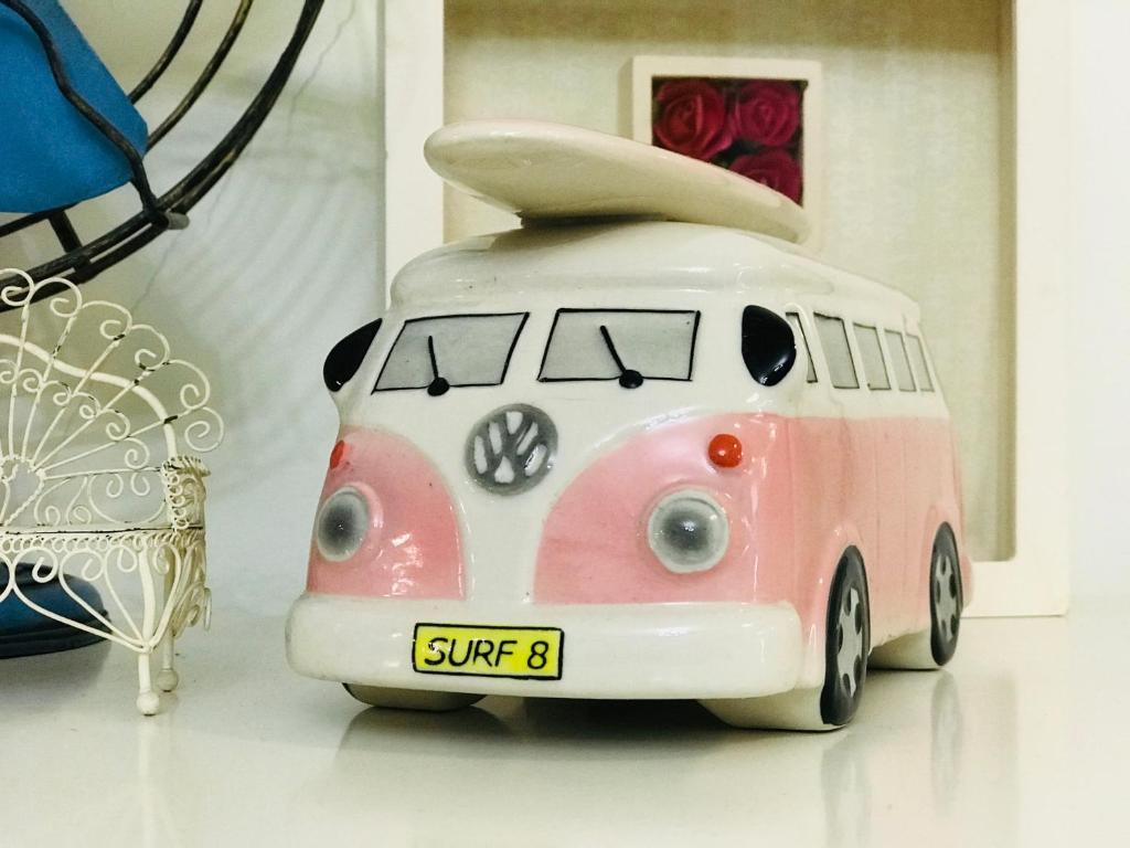 a toy car shaped like a pink van at 晶藍色美人魚 Mermaid Inn in Hualien City