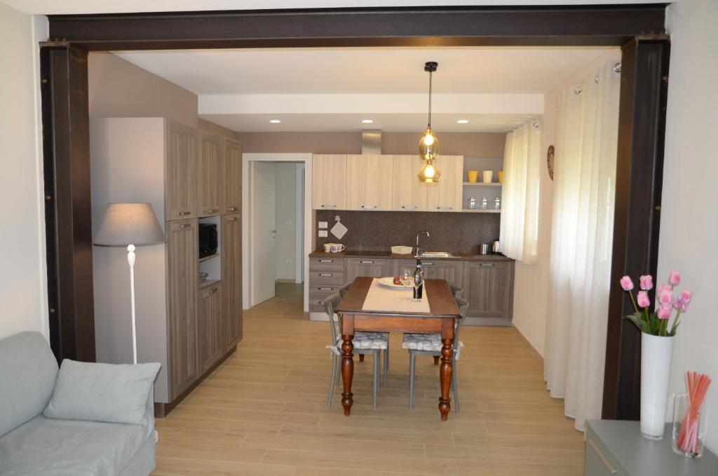 A kitchen or kitchenette at COSTA DEL GARDA - Lazise