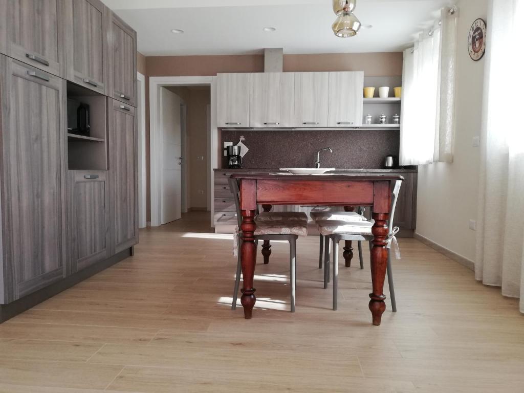 A kitchen or kitchenette at COSTA DEL GARDA - Lazise