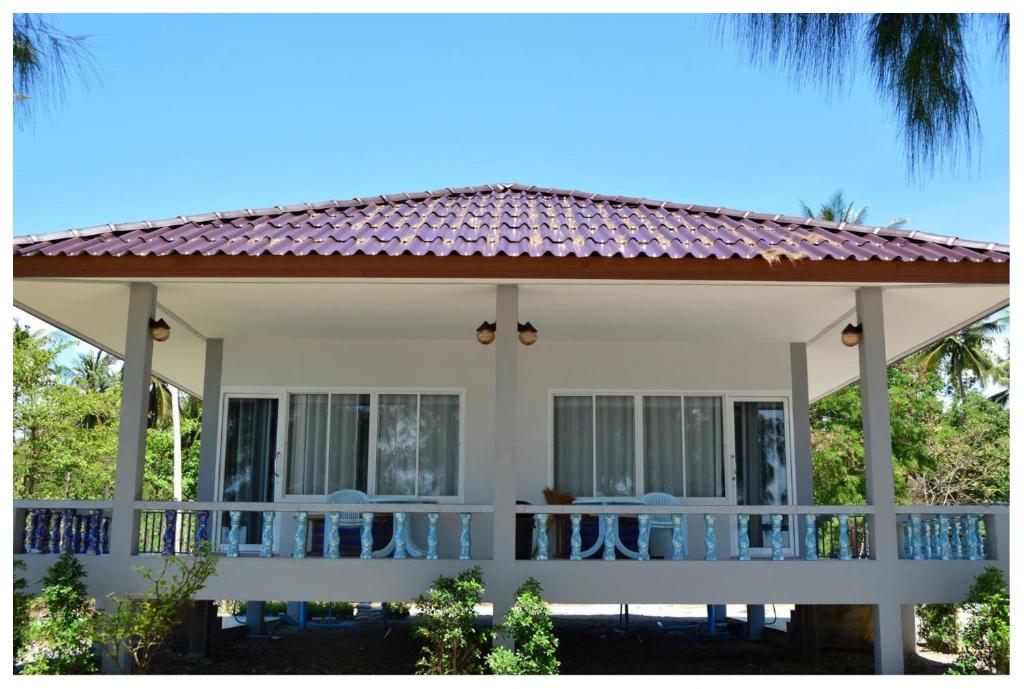 a villa with a balcony in a resort at Sangjun On Beach Resort in Bang Saphan