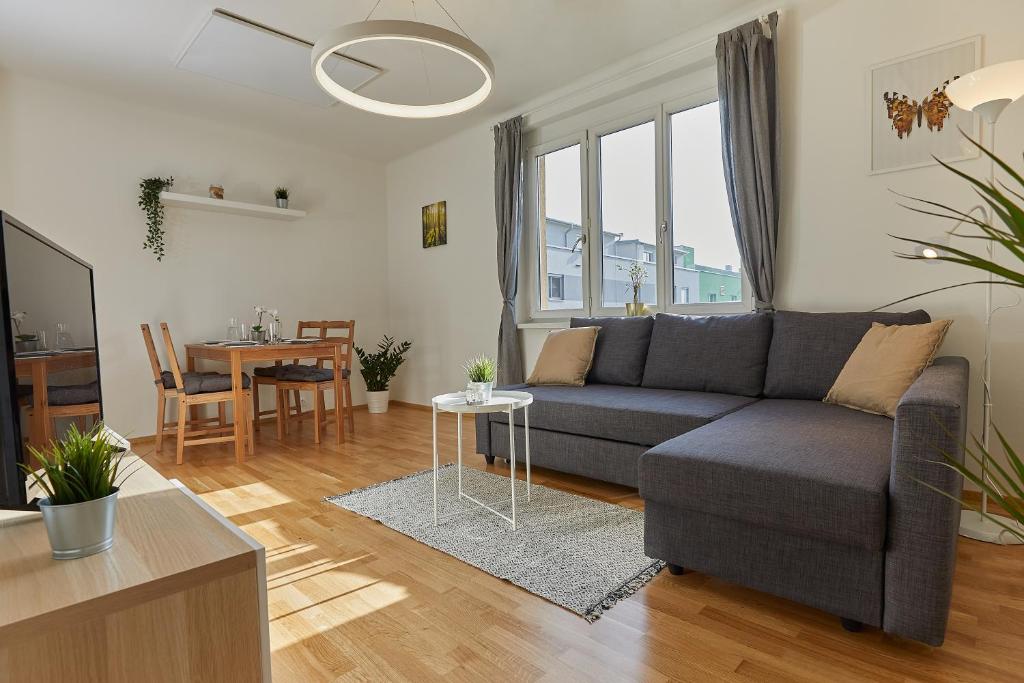 Helle und gemütliche Wohnung in zentraler Lage في غراتس: غرفة معيشة مع أريكة وطاولة