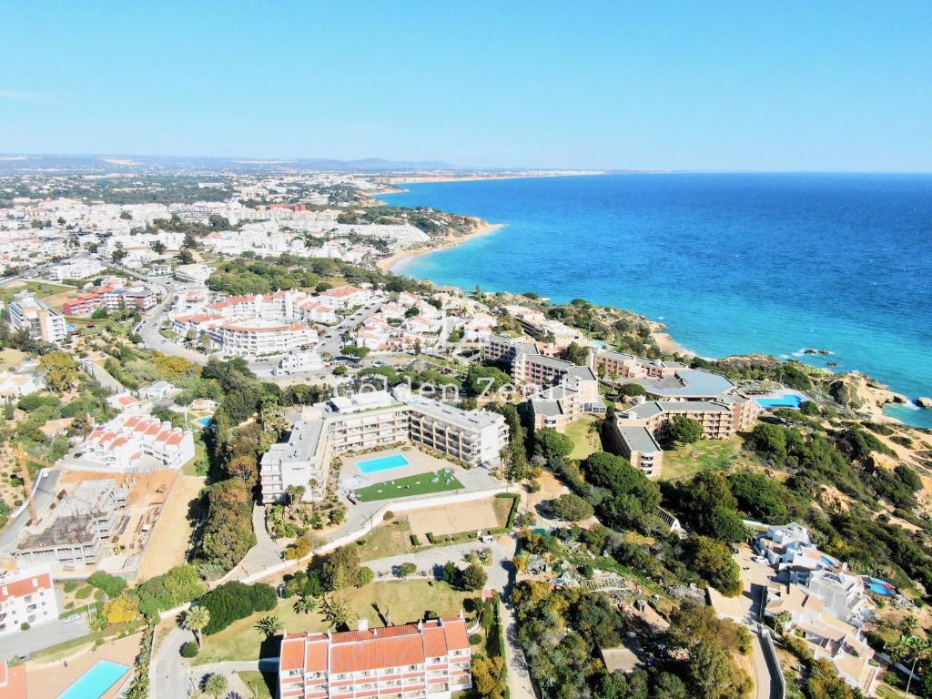 een luchtfoto van een resort aan de oceaan bij Quinta da Barracuda by Golden Zenith in Albufeira
