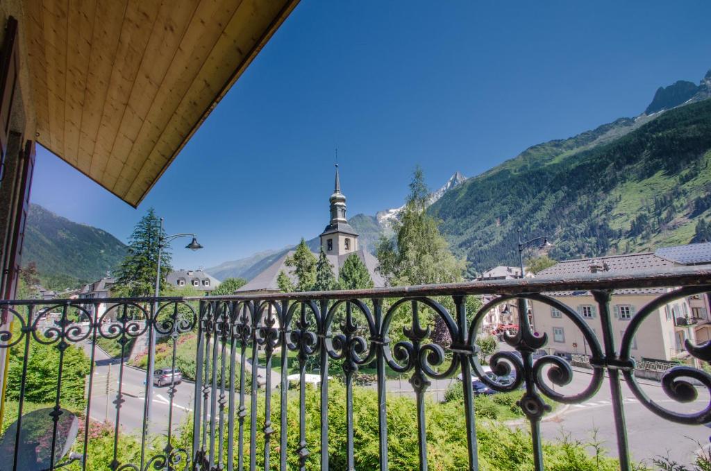 desde el balcón de una ciudad con iglesia en Campanela, en Chamonix-Mont-Blanc