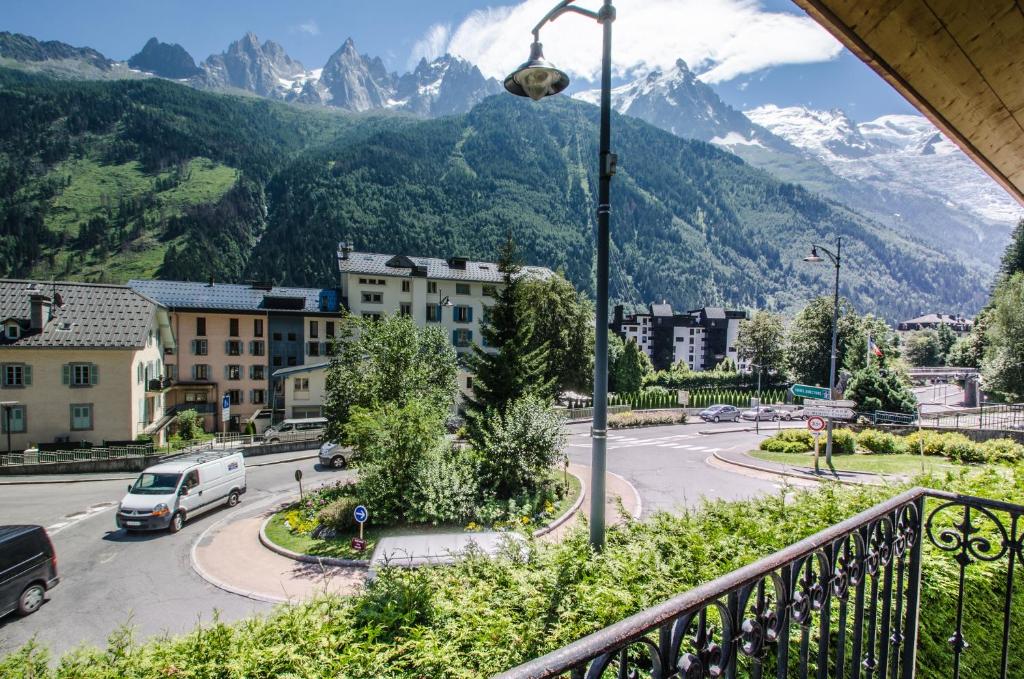 desde el balcón de una ciudad con montañas en Campanela, en Chamonix-Mont-Blanc
