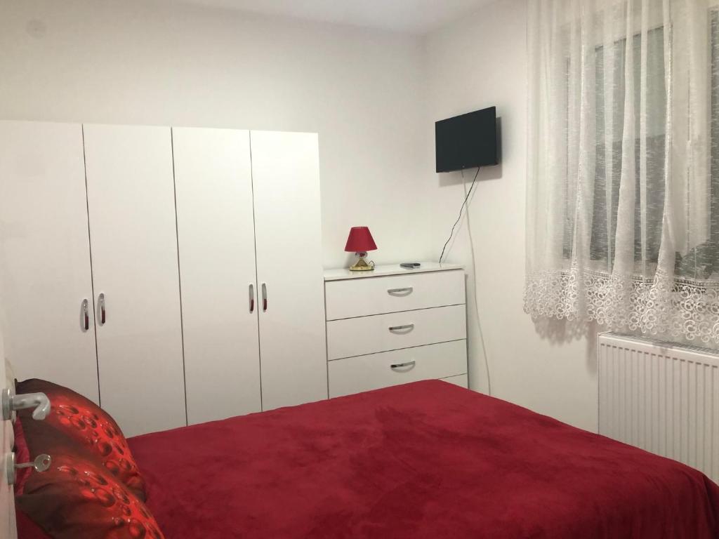 ein Schlafzimmer mit einem Bett und einer Kommode in der Unterkunft Sunce in Kruševac