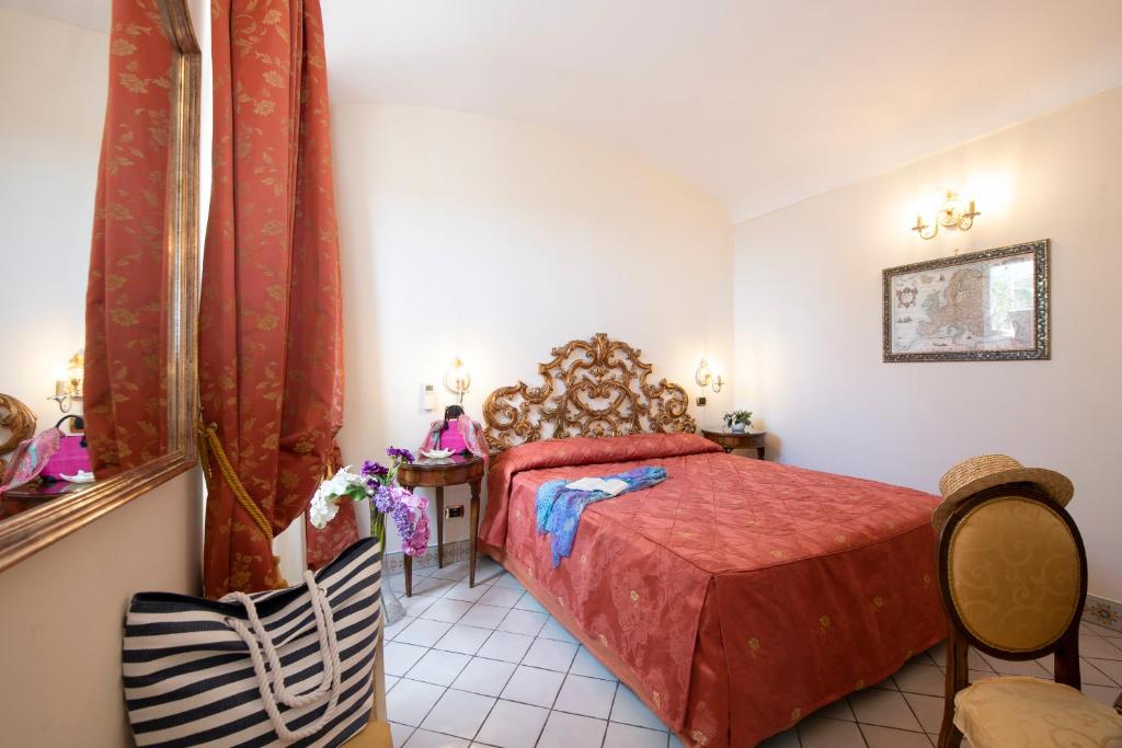 Postel nebo postele na pokoji v ubytování Amalfi Old Square room & apartments