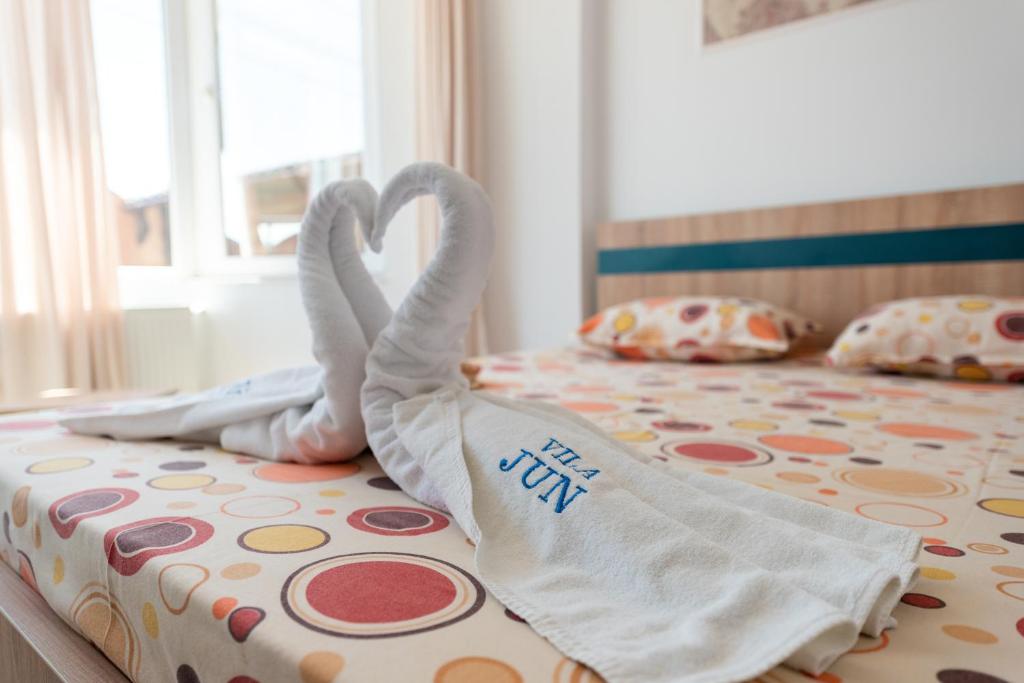a bed with two swans made out of towels at Vila Jun in Eforie Nord