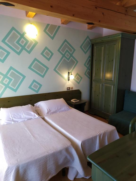 Posteľ alebo postele v izbe v ubytovaní Albergo Ristorante Cacciatori