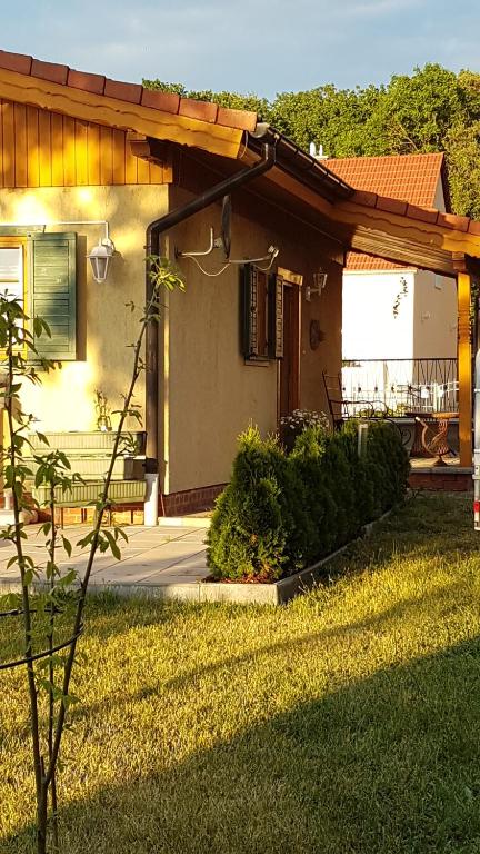 a house with a porch and a patio at Haus am Mühlenberg in Deetz