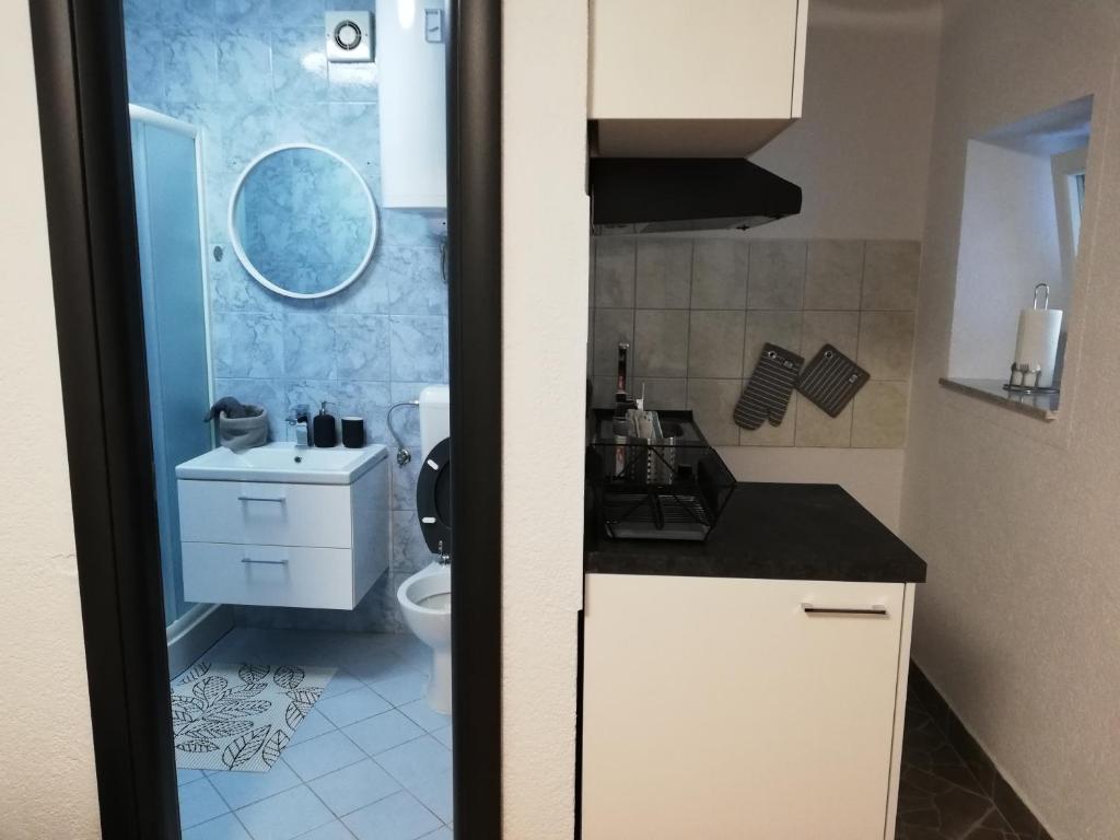 une petite salle de bain avec un lavabo et des toilettes dans l'établissement Studio Urban, à Piran