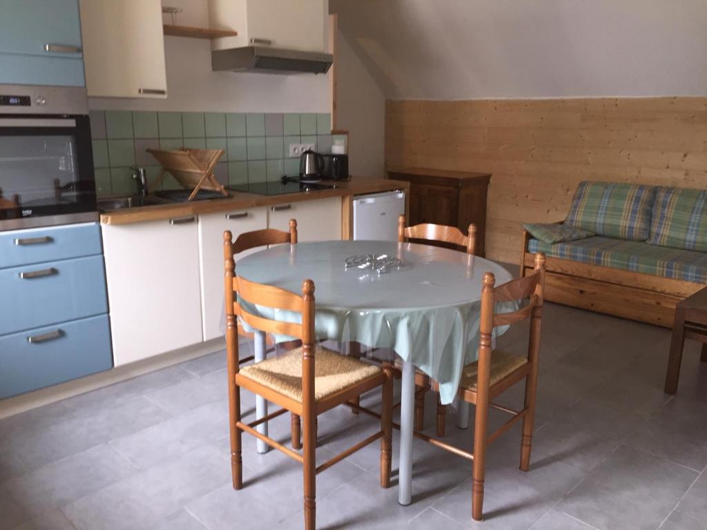 eine Küche mit einem Tisch und Stühlen im Zimmer in der Unterkunft APPT T2 PROCHE PLAGE in Plouharnel