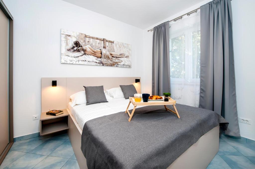 een hotelkamer met een bed en een tafel bij F&R Apartments II in Rovinj