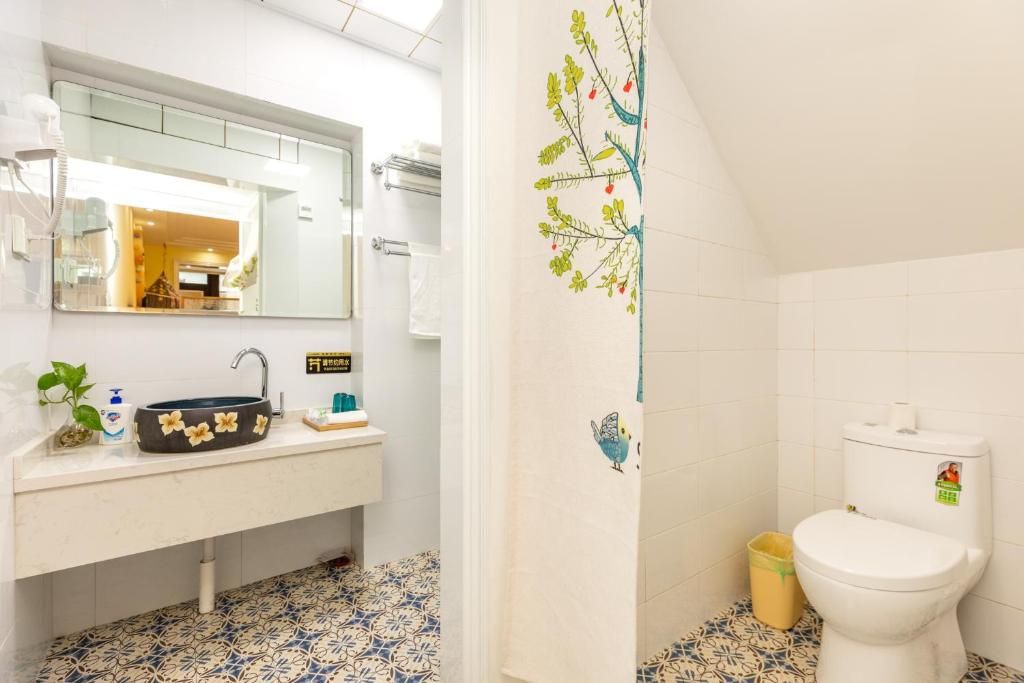 łazienka z toaletą i umywalką w obiekcie Nancy Guesthouse w Szanghaju