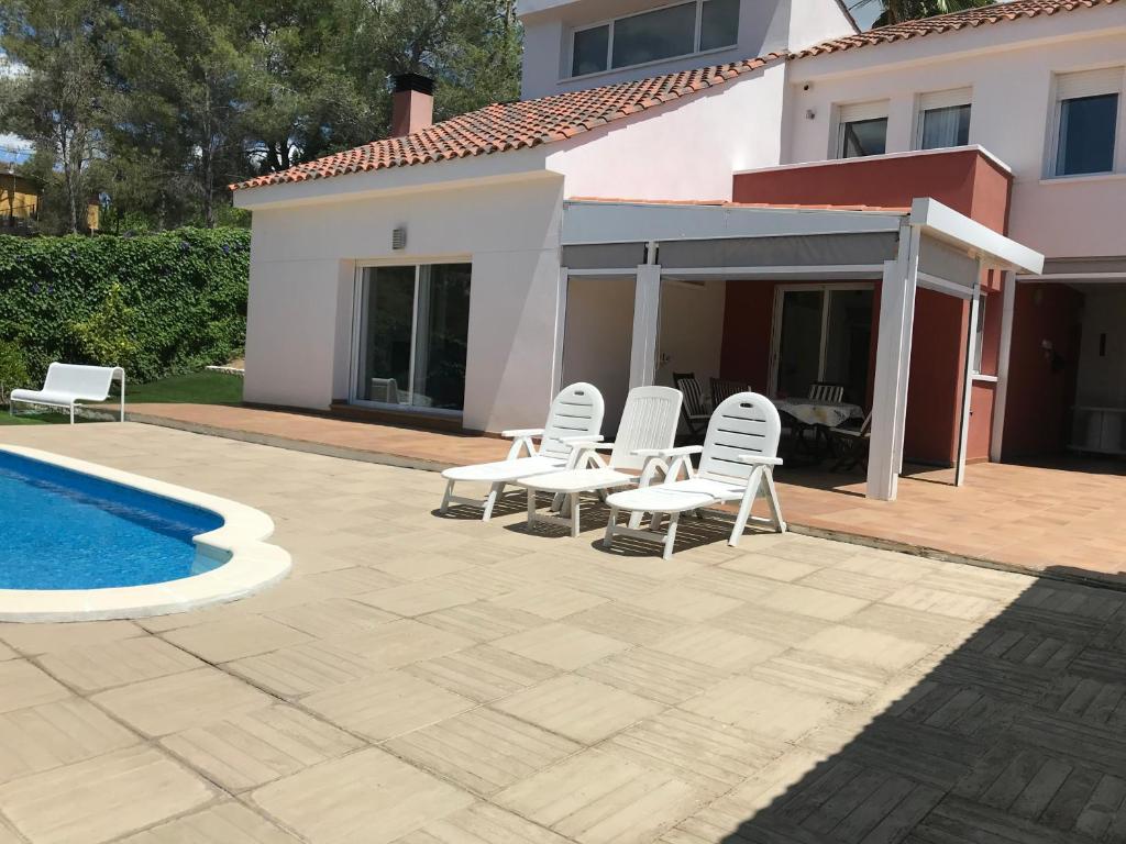 Bazén v ubytování Villa olivella nebo v jeho okolí