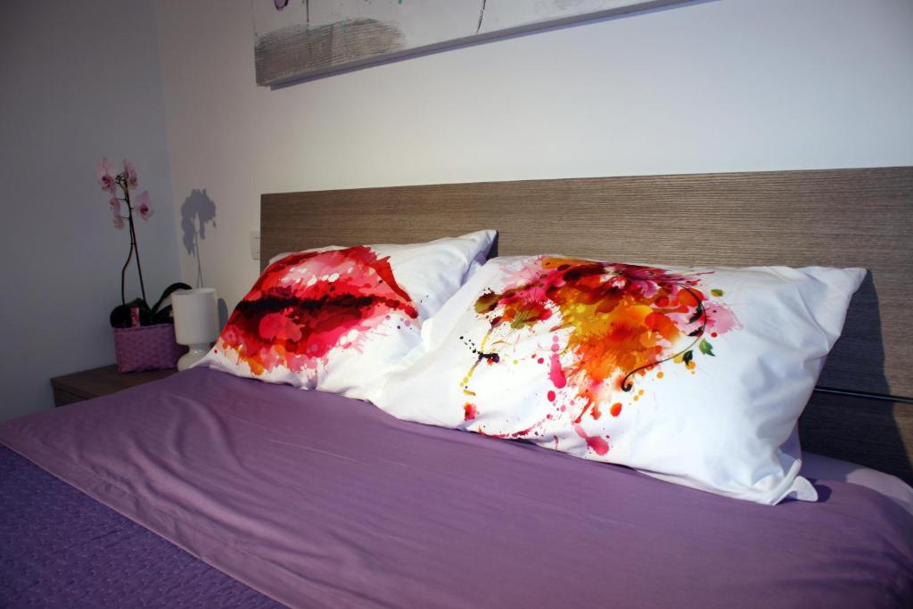 2 almohadas sentadas encima de una cama en Shelisa B&B, en Roma