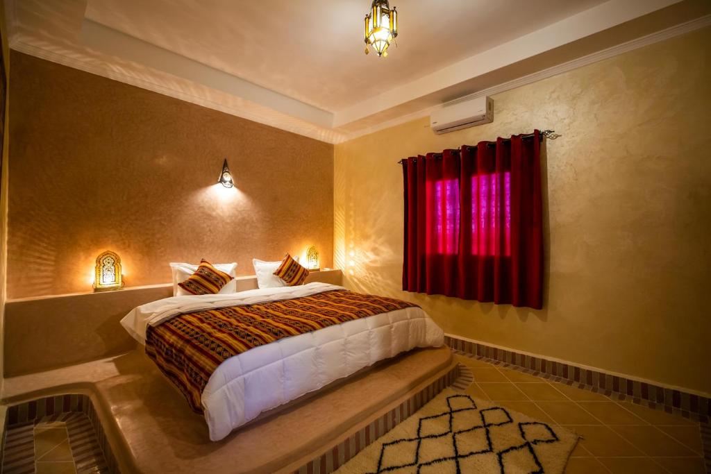 Кровать или кровати в номере Riad Les jardins de Merzouga