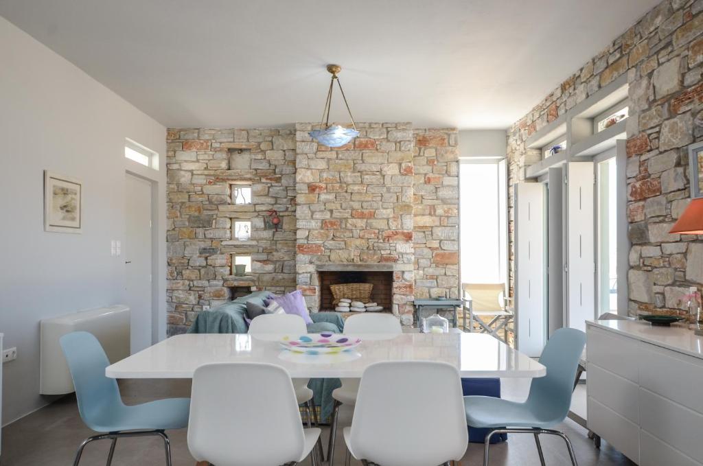A seating area at Sunshine villa