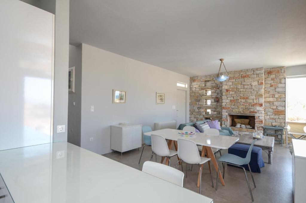 A seating area at Sunshine villa