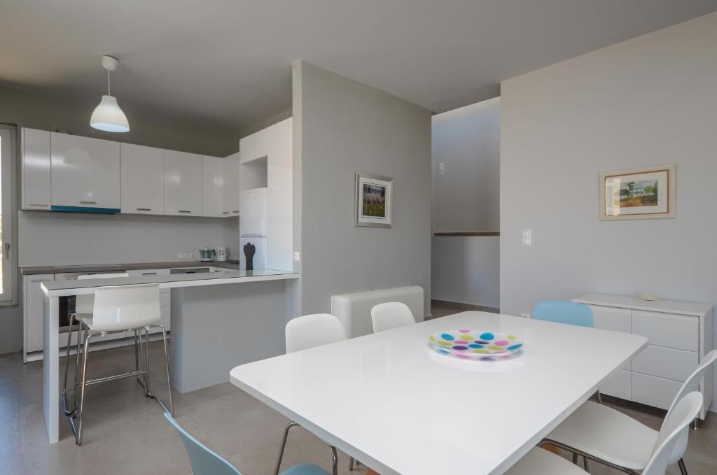 A kitchen or kitchenette at Sunshine villa