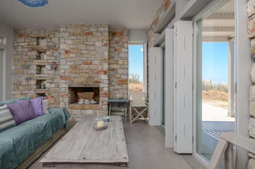 A seating area at Sunshine villa